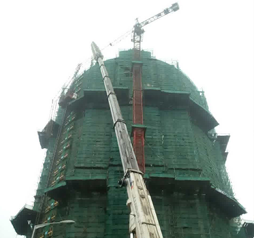 鲅鱼圈吊车在工地上作业